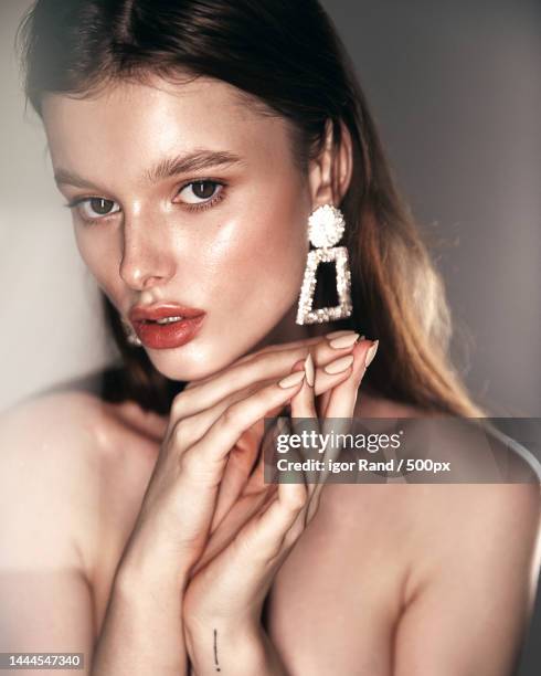 close-up portrait of shirtless woman wearing jewelry,china - frau mit schmuck stock-fotos und bilder