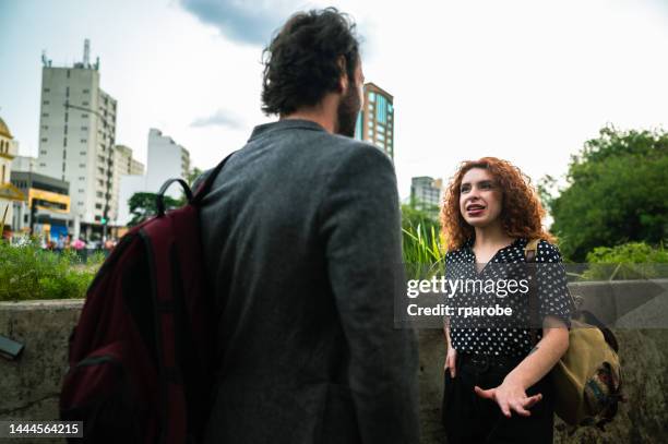 compañeros de trabajo hablando - trabalho comercial fotografías e imágenes de stock