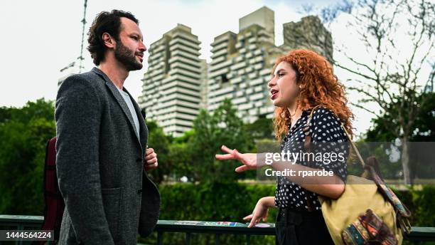 compañeros de trabajo hablando - trabalho comercial fotografías e imágenes de stock