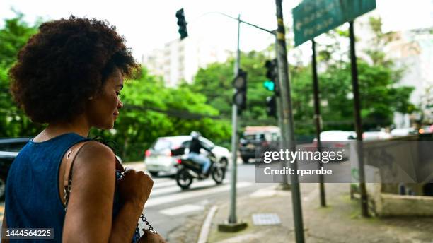 mujer de negocios caminando - trabalho comercial fotografías e imágenes de stock