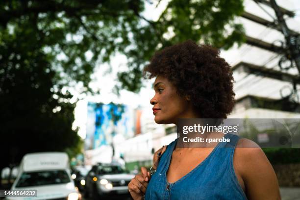 mujer de negocios caminando - trabalho comercial fotografías e imágenes de stock