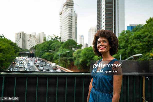 mujer de negocios caminando - trabalho comercial fotografías e imágenes de stock