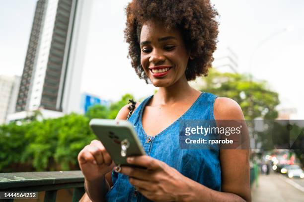 mujer de negocios usando el teléfono - trabalho comercial fotografías e imágenes de stock