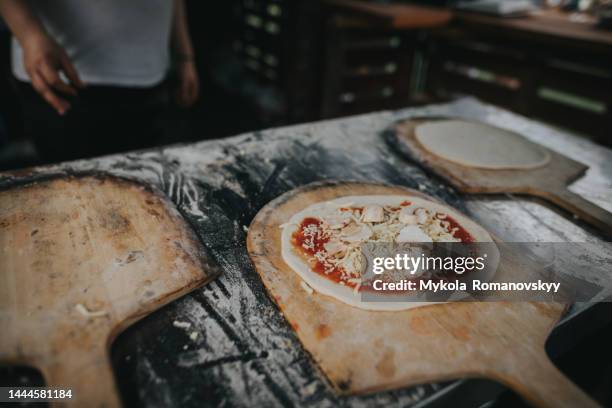 raw pizza on the tray. - pizza napoletana fotografías e imágenes de stock