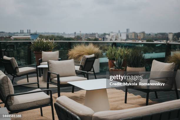 table and chairs on the roof terrace. - london terrace roof photos et images de collection