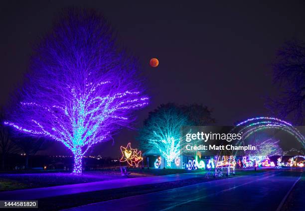 winter lunar eclipse and christmas lights - v syracuse imagens e fotografias de stock