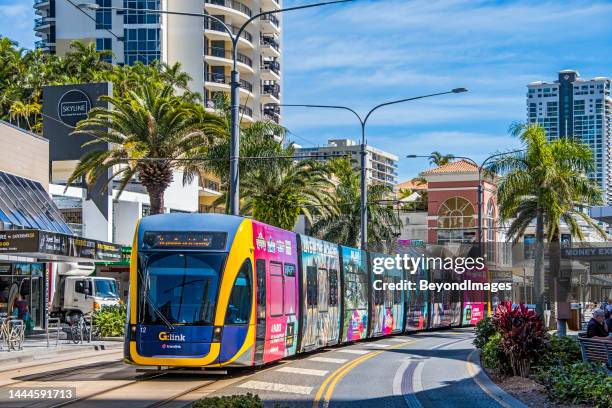 vehículo de tren ligero de gold coast con publicidad en surfers paradise - gold coast queensland fotografías e imágenes de stock