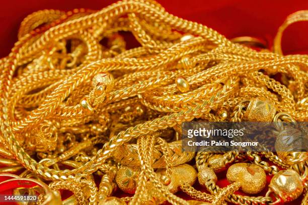 gold necklaces jewelry gold in a box of velvet. - gold chain stock-fotos und bilder