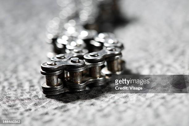 close up of a metal chain - a chain is as strong as its weakest link foto e immagini stock