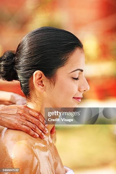 young woman getting pizhichil treatment - pizhichil stockfoto's en -beelden