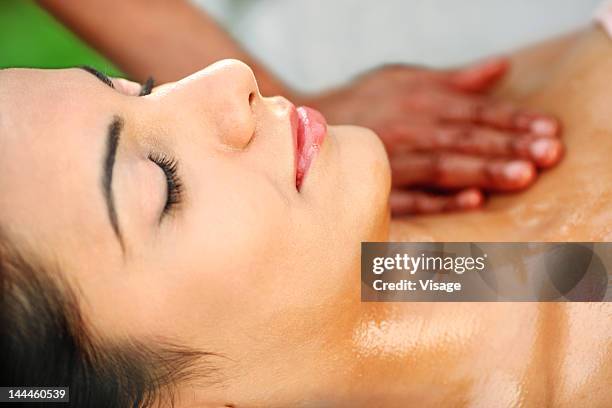 young woman getting a pizhichil treatment done - pizhichil stockfoto's en -beelden