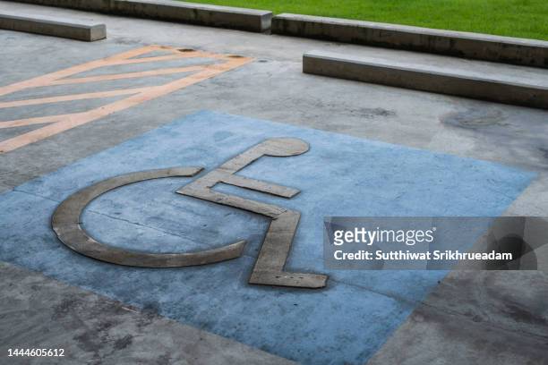 handicapped parking sign painted on the ground in public parking lot - sia - fotografias e filmes do acervo