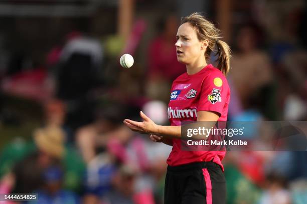 Ellyse Perry of the Sixers prepares to bowl during the Women's Big Bash League Final between the Sydney Sixers and the Adelaide Strikers at North...