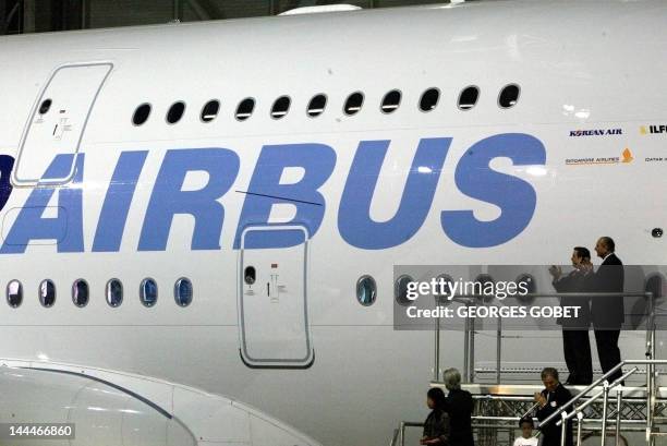 French President Jacques Chirac and German Chancellor Gerhard Schroeder applaud as the new Airbus A380 is officially unveiled 18 January 2005 in...