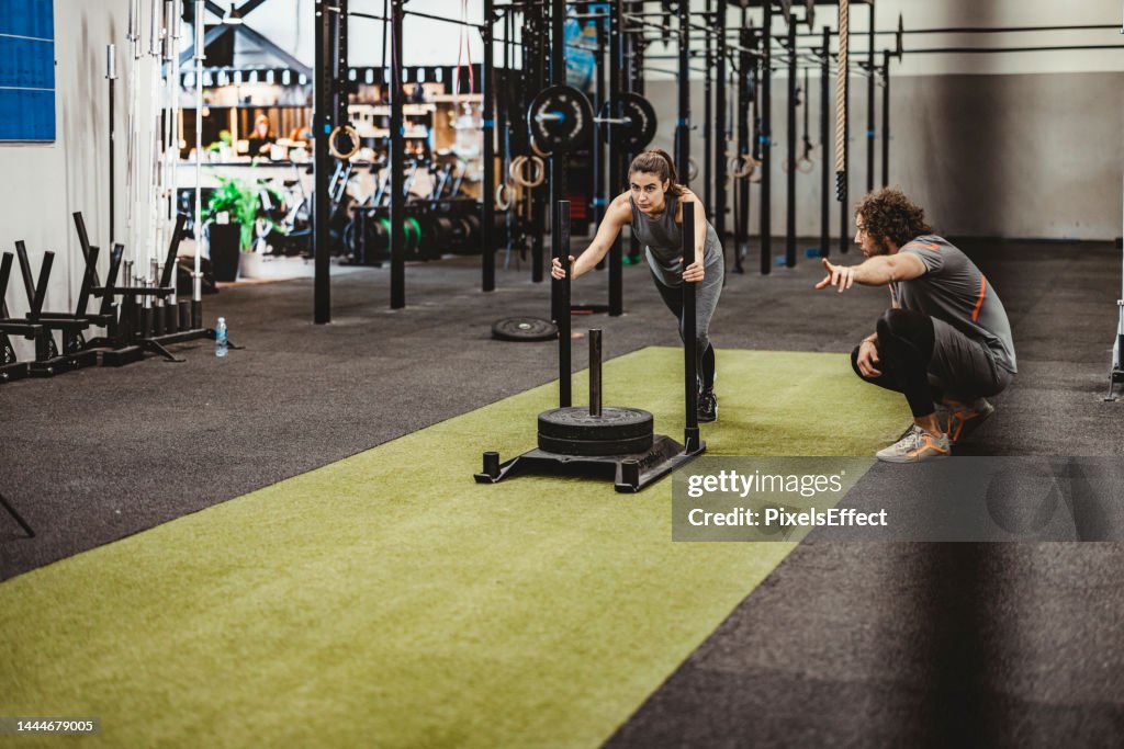 Cross Fit Schlitten mit einem Personal Trainer