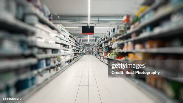 supermarket aisle with merchandise and no people - prodotto per le pulizie foto e immagini stock