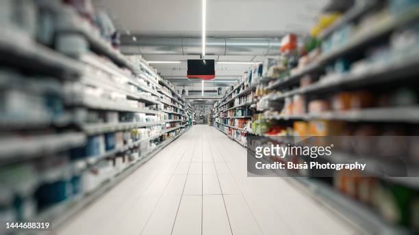 supermarket aisle with merchandise and no people - market retail space stockfoto's en -beelden
