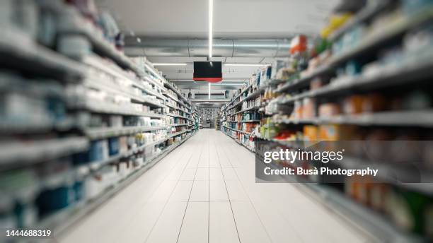 supermarket aisle with merchandise and no people - market retail space 個照片及圖片檔