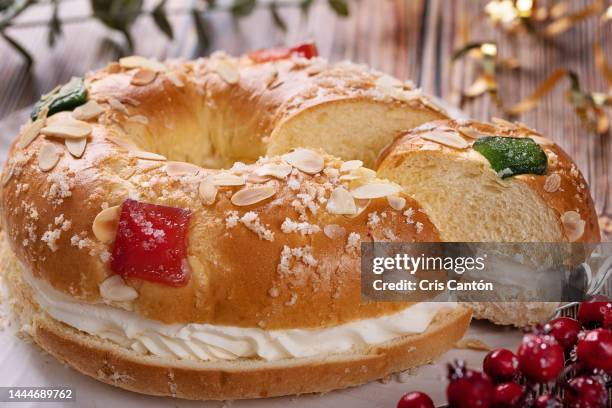 spanish epiphany cake, roscón de reyes - cris cantón photography stock-fotos und bilder