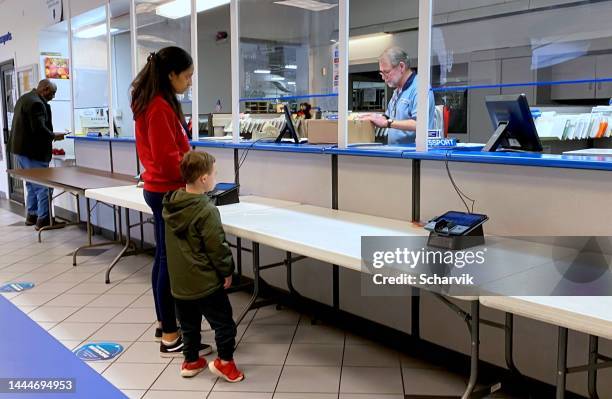 young woman with child sending mail. postoffice in charlottesville, usa - send stock pictures, royalty-free photos & images