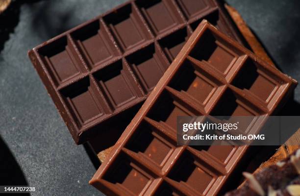 the milk and dark chocolate bars - riegel stock-fotos und bilder