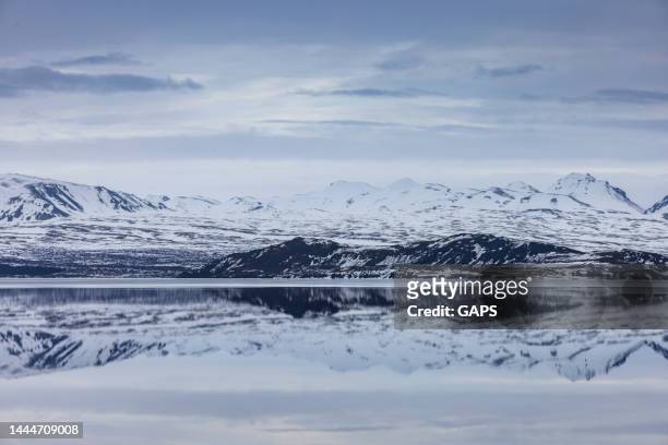 view on thingvallavatn lake, the largest natural lake in iceland - thingvellir national park stock pictures, royalty-free photos & images