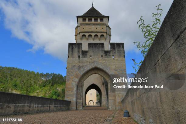 central tower of the valentré bridge in cahors - cahors stock pictures, royalty-free photos & images