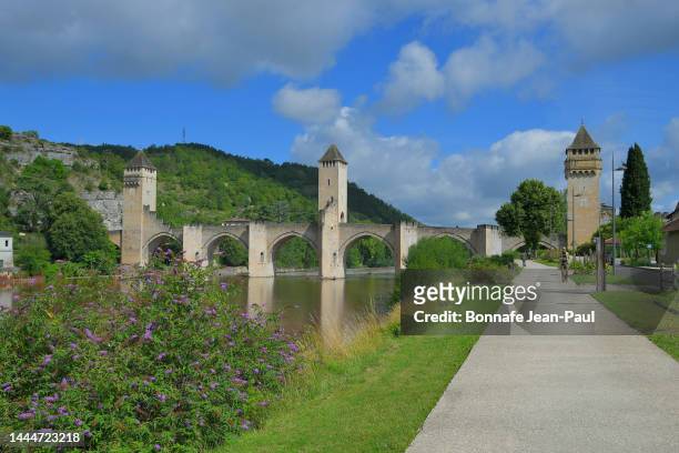 valentré bridge in cahors - cahors stock pictures, royalty-free photos & images