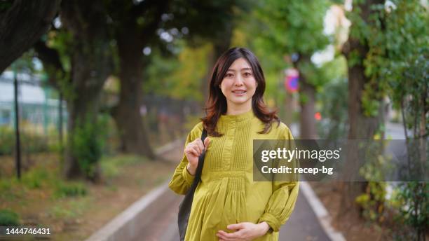 市内の妊婦の肖像画 - 女性　日本人　笑顔　30代 ストックフォトと画像