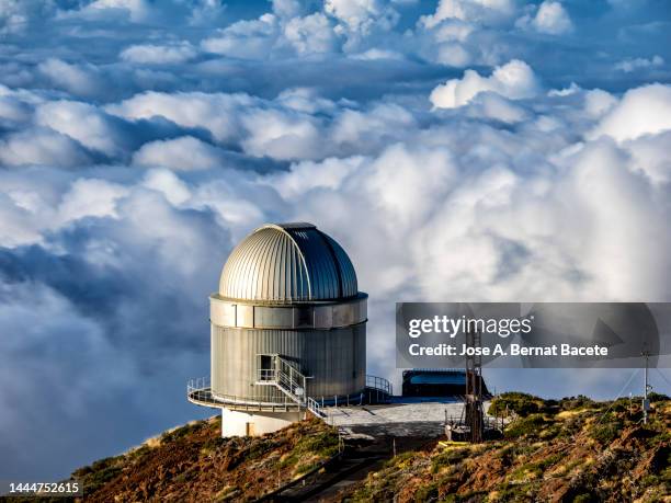 roque de los muchachos telescopes and astronomical observatory on the island of la palma - observatorium stockfoto's en -beelden