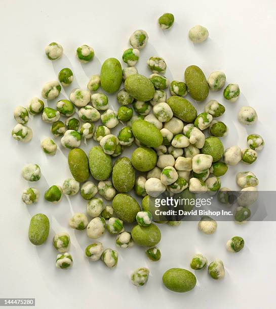 wasabi peas and peanuts snack - fresh wasabi stockfoto's en -beelden