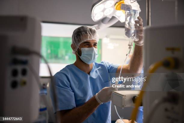 anesthesiologist getting ready for surgery - anestesia imagens e fotografias de stock
