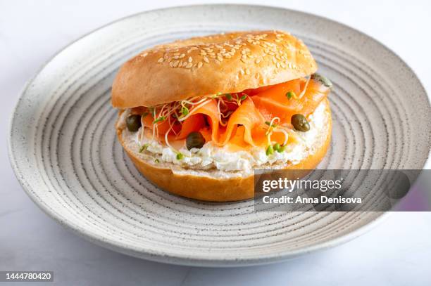 bagel with cream cheese and salmon - ricota - fotografias e filmes do acervo