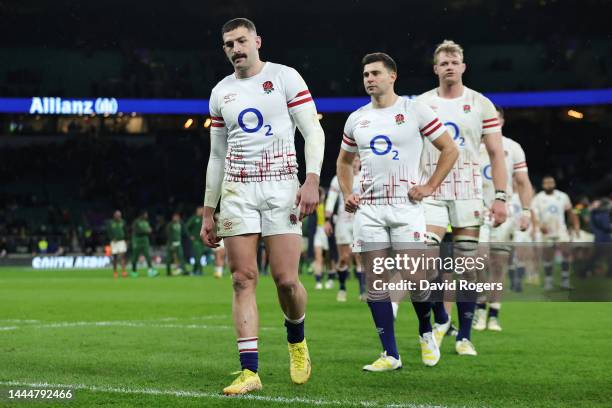 Players of England look dejected after the Autumn International match between England and South Africa at Twickenham Stadium on November 26, 2022 in...