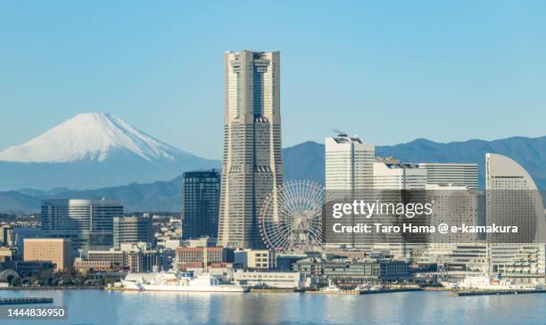 snowcapped mt. fuji and city buildings in yokohama city of japan - yokohama foto e immagini stock