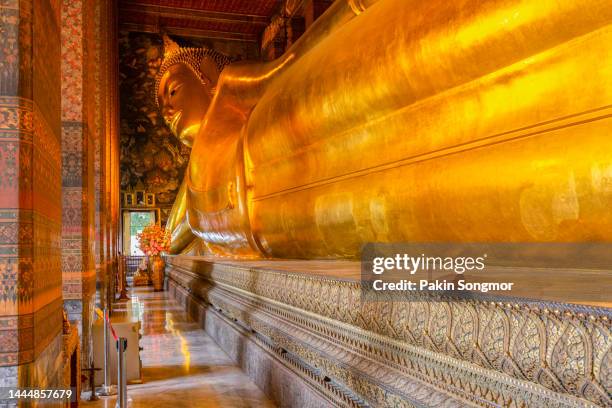 big buddha at wat pho, bangkok, thailand - buddha face stockfoto's en -beelden