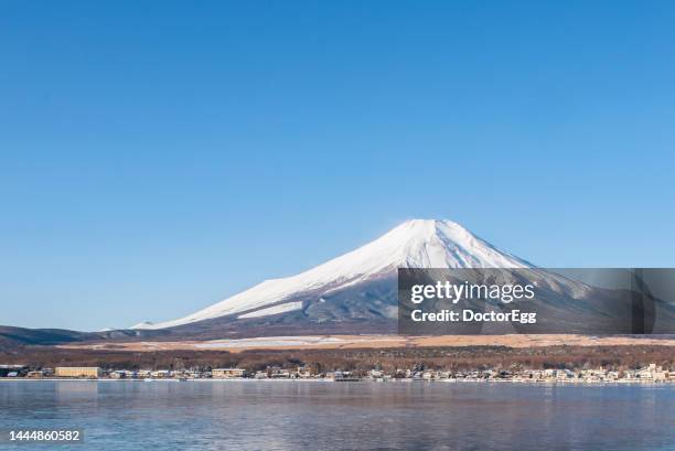 fuji mountain and frozen lake in winter at lake yamanaka, yamanashi, japan - yamanakako photos et images de collection