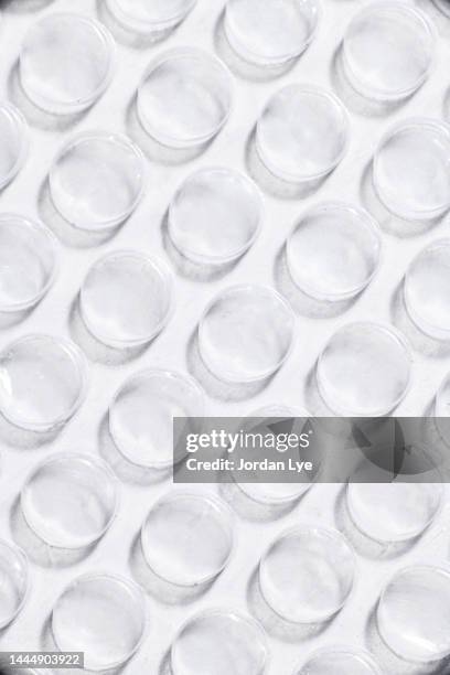 bubble pack texture background close up - luftpolsterfolie stock-fotos und bilder
