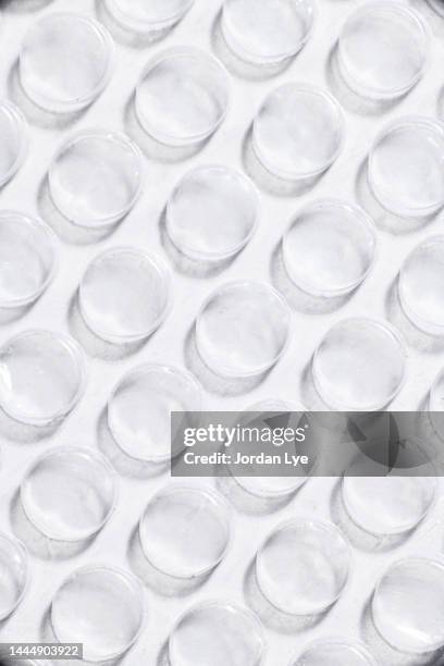 bubble wrap texture background close up - bubble wrap stock pictures, royalty-free photos & images