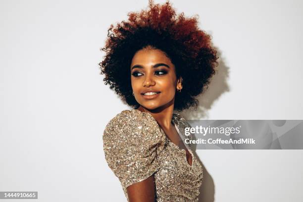 belle femme afro avec un maquillage parfait portant une robe brillante - courtisane rôle social photos et images de collection