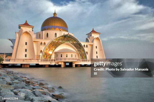 masjid selat melaka (malacca straits mosque) - masjid selat melaka photos et images de collection