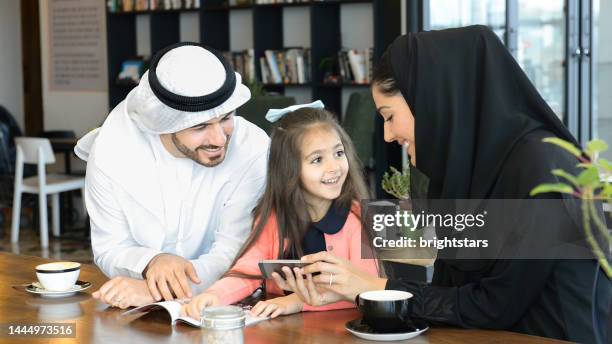 emiratische familie in einem café - emirate family stock-fotos und bilder