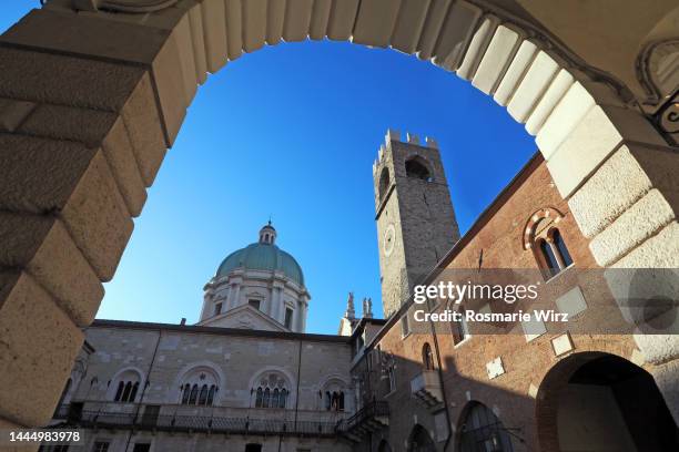 brescia: broletto with tower and dome - marktplatz italien stock-fotos und bilder