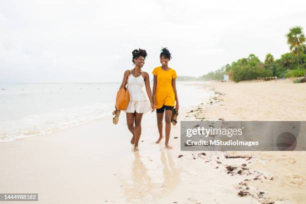 nachmittagsspaziergang am strand - playa del carmen stock-fotos und bilder