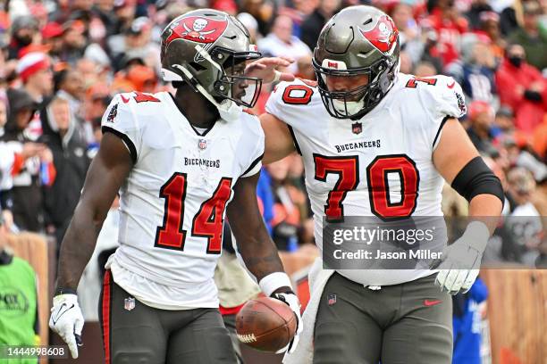 Chris Godwin of the Tampa Bay Buccaneers celebrates a touchdown with Robert Hainsey during the first half against the Cleveland Browns at FirstEnergy...