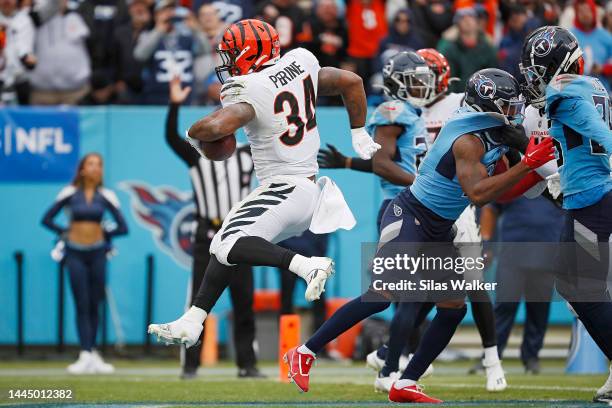 Samaje Perine of the Cincinnati Bengals rushes for a touchdown during the second quarter against the Tennessee Titans at Nissan Stadium on November...