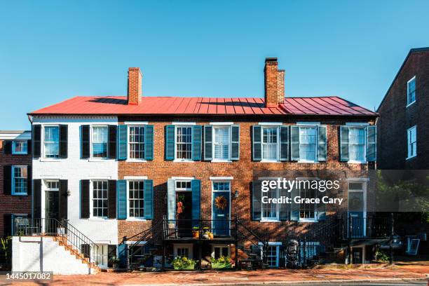 row of townhouses in old town alexandria, virginia - alexandria virginia foto e immagini stock