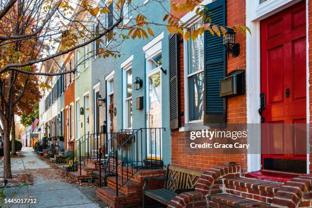 row of townhouses in old town alexandria, virginia - a fall from grace - fotografias e filmes do acervo