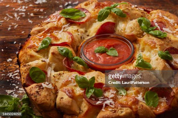 pepperoni pizza pull apart monkey bread - garlic bread stockfoto's en -beelden