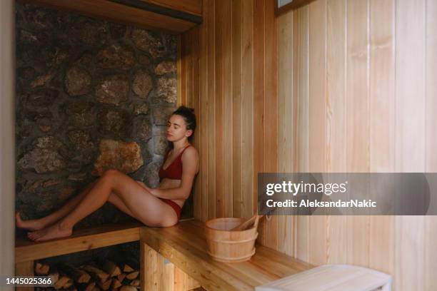 entspannen in der sauna - sauna stock-fotos und bilder